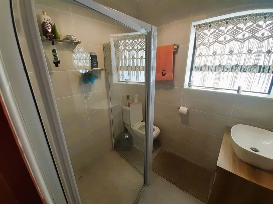 6 Bedroom Property for Sale in Paradise Beach Eastern Cape